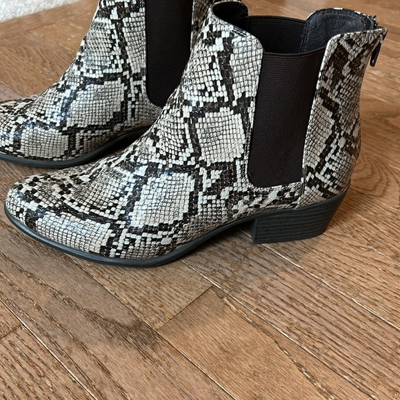 Women’s booties size 9 - Picture 2 of 6